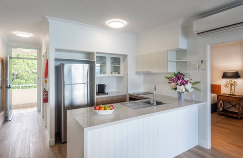 Hamilton Island Apartment | Whitsunday West Apartment 1303: Rated 10/10 with Pool & Kitchen