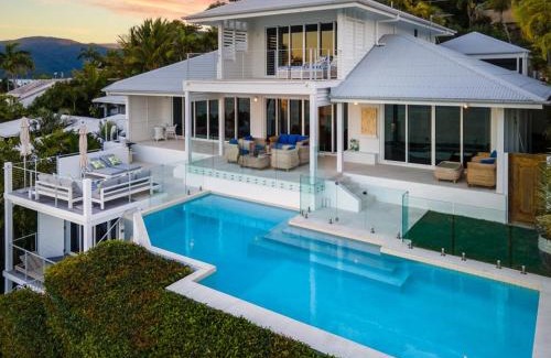 Shute Harbour House | Whitsundays Bliss: Ocean View Retreat with Pool Access