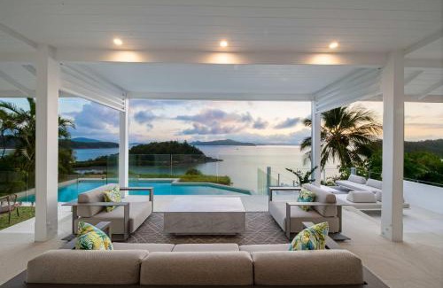 Shute Harbour House | Whitsundays Bliss: Ocean View Retreat with Pool Access