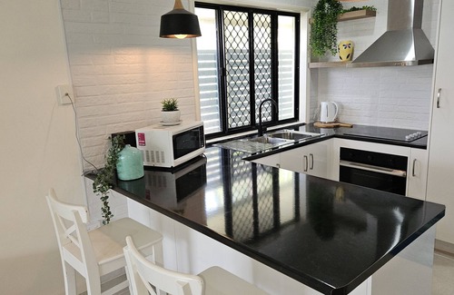 Dolphin Heads Apartment | Discover WhitsunStays - Le Beach Shack with Ocean Views