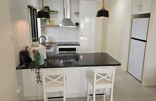 Dolphin Heads Apartment | Discover WhitsunStays - Le Beach Shack with Ocean Views