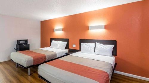 Clinton Hotel | Budget-Friendly Whitten Inn: Pet & Child Friendly Stay