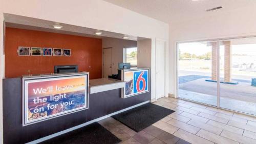 Clinton Hotel | Budget-Friendly Whitten Inn: Pet & Child Friendly Stay