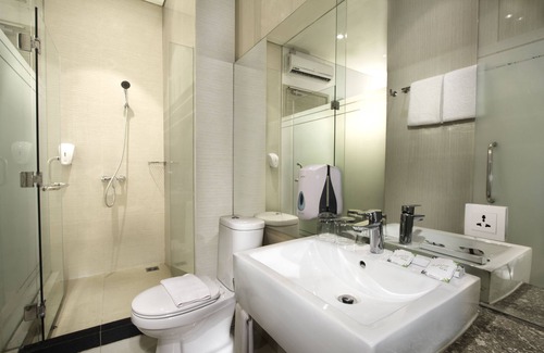 Kelapa Gading Barat Hotel | Budget-Friendly Whiz Prime Hotel Kelapa Gading with Pool
