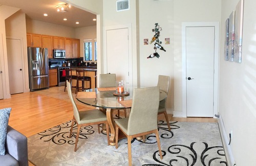 MLK House | Relaxing Retreat with Jacuzzi, Deck & Golf Course Access