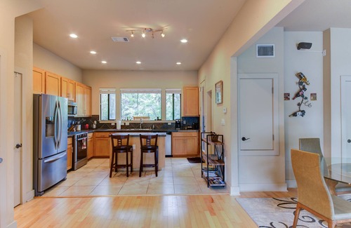 MLK House | Relaxing Retreat with Jacuzzi, Deck & Golf Course Access
