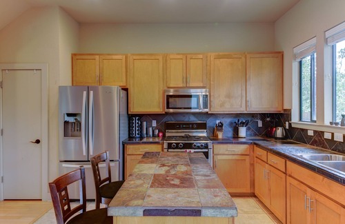 MLK House | Relaxing Retreat with Jacuzzi, Deck & Golf Course Access