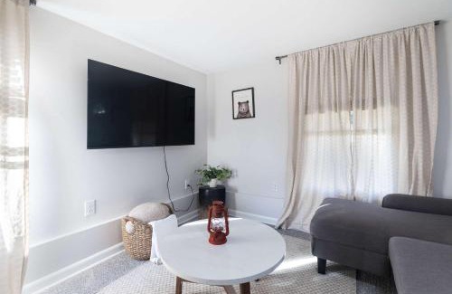 Wichita House | Whole Home Remodeled 1 Bed West Side Coffee Smrt TV WIFI