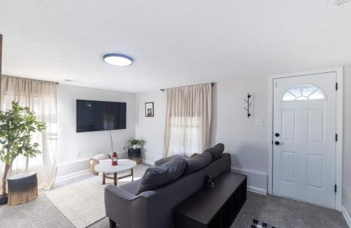 Wichita House | Whole Home Remodeled 1 Bed West Side Coffee Smrt TV WIFI