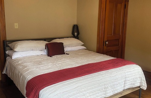 Athens House | Conveniently Located Hotel Steps from OU Campus