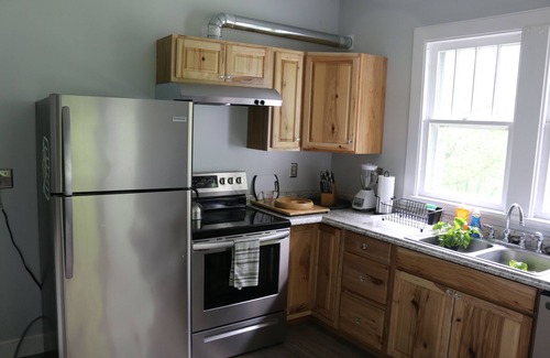 Athens House | Ideal Getaway: 2 Bedroom Near OU with Breakfast & Wi-Fi