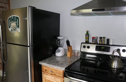 Athens House | Ideal Getaway: 2 Bedroom Near OU with Breakfast & Wi-Fi