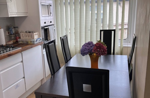 Cray Valley East House | Beautiful Cottage with Huge Garden and Parking Available