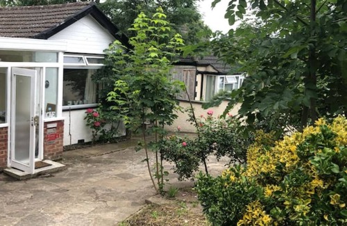 Cray Valley East House | Beautiful Cottage with Huge Garden and Parking Available
