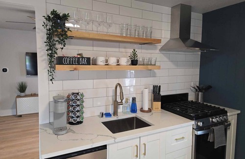 Fifth Ward House | Whole house in Walker's Point + Parking + A/C
