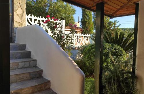 Kalyvia Thorikou House | Beach House Retreat with Breathtaking Views and Family-Friendly Amenities