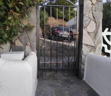 Kalyvia Thorikou House | Beach House Retreat with Breathtaking Views and Family-Friendly Amenities