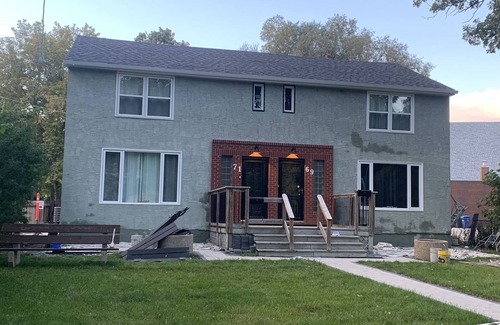 Winnipeg House | Ideal Getaway: Two Adjoining Townhouses for Families