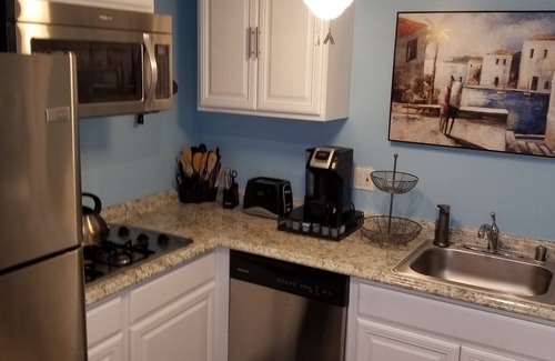 Harbor Apartment | Ideal Oceanfront Studio with Private Kitchen & Hot Tub