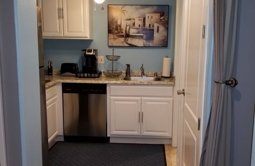 Harbor Apartment | Ideal Oceanfront Studio with Private Kitchen & Hot Tub