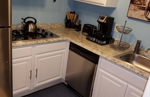 Harbor Apartment | Ideal Oceanfront Studio with Private Kitchen & Hot Tub