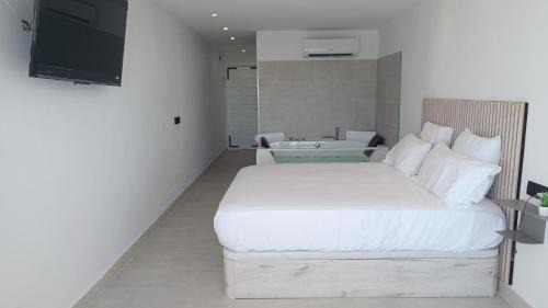 Empuriabrava Apartment | Beachfront Bliss with Ocean Views and Relaxing Hot Tub
