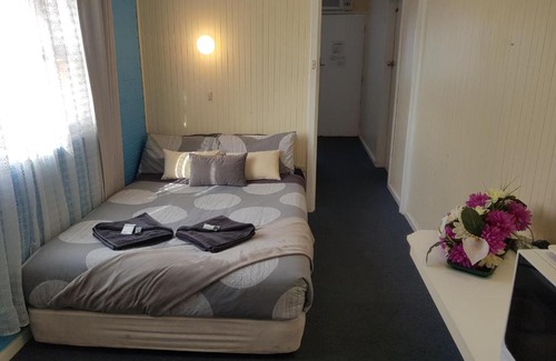 Whyalla Playford Apartment | Welcoming Whyalla Country Inn Motel with Hot Tub & Breakfast