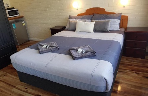 Whyalla Playford Apartment | Welcoming Whyalla Country Inn Motel with Hot Tub & Breakfast