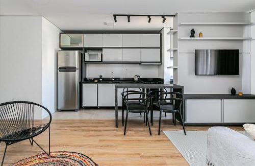 Centro Apartment | Modern Comfort: WI-FI & Hot Tub near Patio Milano