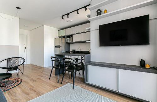 Centro Apartment | Modern Comfort: WI-FI & Hot Tub near Patio Milano