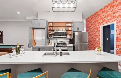 Bucktown Apartment | Wicker Park: Kid-Friendly Stay with Free Wine & Pool Table