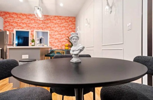 Bucktown Apartment | Wicker Park: Kid-Friendly Stay with Free Wine & Pool Table