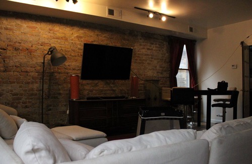 Pulaski Park Apartment | Wicker Park Getaway: Family-Friendly with Kitchen & Pets Welcome