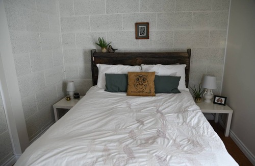 Division No. 7 House | Ideal Family Retreat at Wide Valley Greenhouse Suite
