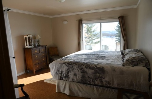Division No. 7 House | Family-Friendly Wide Valley Main Suite with Full Kitchen