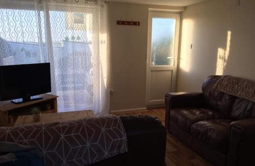 Widemouth Bay Ski Chalet | Cozy Widemouth Waves Holiday Chalet with Oceanfront Pool