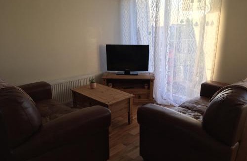 Widemouth Bay Ski Chalet | Cozy Widemouth Waves Holiday Chalet with Oceanfront Pool