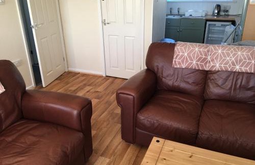 Widemouth Bay Ski Chalet | Cozy Widemouth Waves Holiday Chalet with Oceanfront Pool