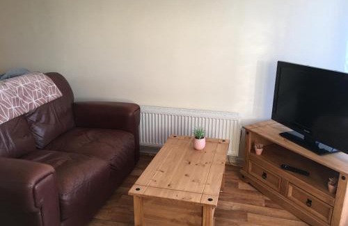 Widemouth Bay Ski Chalet | Cozy Widemouth Waves Holiday Chalet with Oceanfront Pool