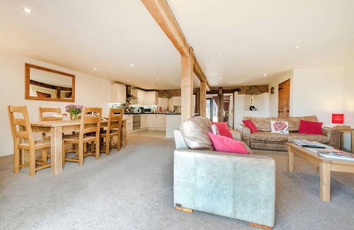 Beccles Cottage | Widgeon: Cozy Pet-Friendly Cottage with Spa and Hot Tub