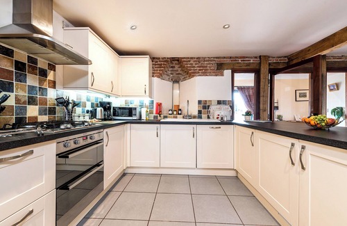 Beccles Cottage | Widgeon: Cozy Pet-Friendly Cottage with Spa and Hot Tub