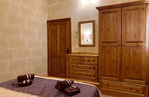 Victoria Other | Wied Farmhouse: Ideal for Groups with Breakfast Included