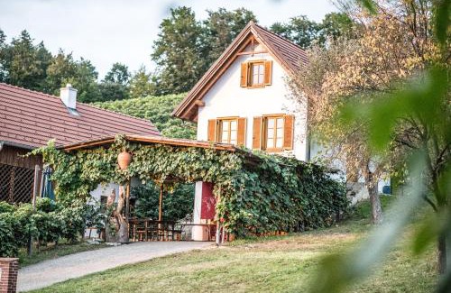 Eltendorf House | Delightful WIENER Kellerstöckl - Das 13er with Ocean Views