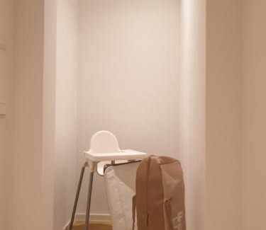 Sudvorstadt-Ost Apartment | Discover Wiener Palais: Family-Friendly Stay by Zoo-Park