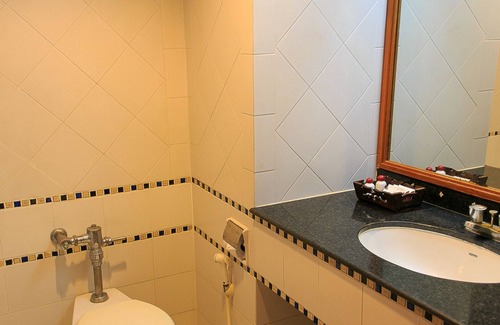Lampang Hotel | Wienglakor Hotel: Family-Friendly Stay with Pool & Dining