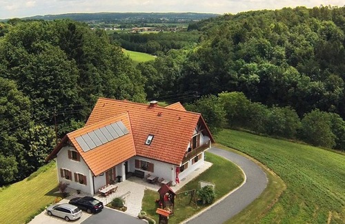 Loipersdorf bei Fuerstenfeld Apartment | Cozy Wiesenzimmer at Gästehaus Waldpanorama with Breakfast