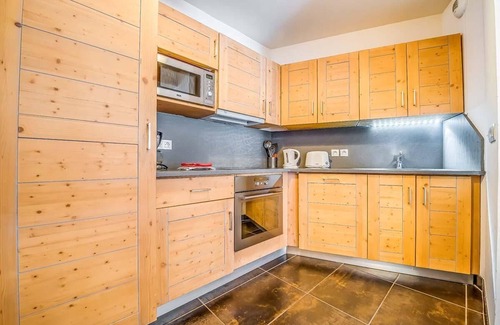 Les Almes Apartment | Cozy Tignes Retreat with Terrace, Parking & Ski Locker