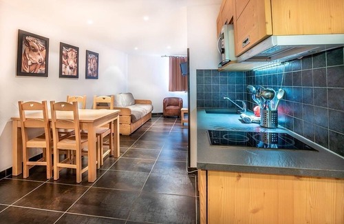 Les Almes Apartment | Cozy Tignes Retreat with Terrace, Parking & Ski Locker