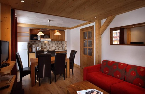 Arc-2000 Apartment | Modern Stay with Pool, Spa & 50m to Resort Center