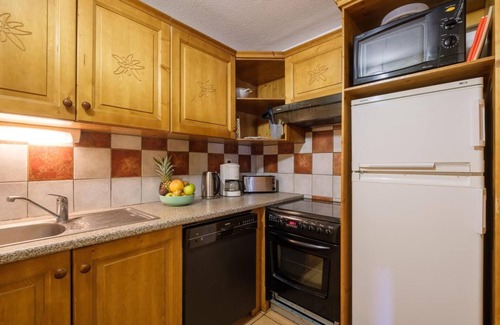Lanslevillard Apartment | Cozy Retreat in Val Cenis: Sauna, Balcony & Pet Friendly